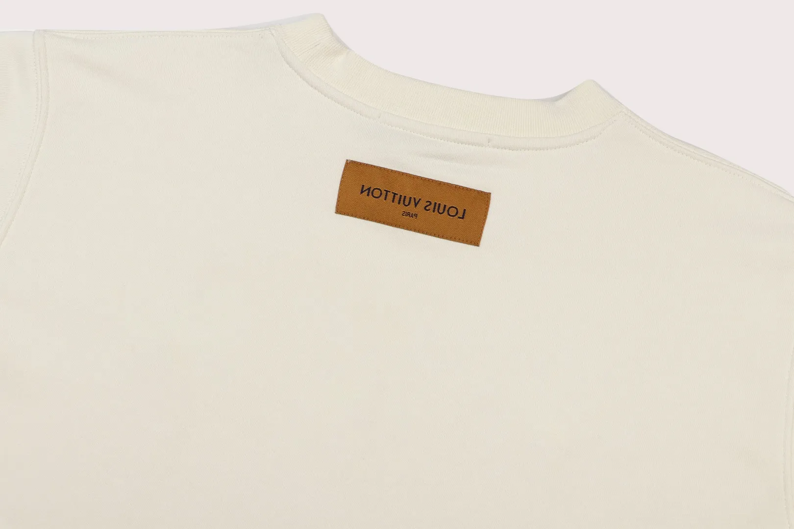 🅿️250 hot style on the shelves🔥❗ 💫〖Louis Vuitton LV〗 Fashionable round neck sweatshirt, casually matched with various styles, it is perfectly handsome😎The whole dress is made of double waistcoats, which makes the whole dress more three-dimensional. Not ordinary factories can do such fine work. The 2025 spring style counters are on sale, exquisite round neck terry sweatshirt, high-end double-strand pure cotton Customized drawstring ribs are dyed in the same vat and are complete with three standards. The chest craftsmanship adopts a simple and elegant pattern on the chest, which is easy to control for any age group! Fit and comfortable! Customized thickened 440g terry sweatshirt fabric, soft and comfortable to the touch, with a three-dimensional shape! 🙌🏻 It’s also very breathable, so it’s a versatile style that can be worn with any outfit! ✔Color: Black White Apricot Size: S M L XL 2XL